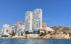 “¡Derrumbe inminente en Benidorm! Torres Gemelos 28, crisis y fiestas en el aire”