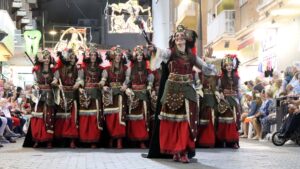 EL DESFILE DE MOROS Y CRISTIANOS ILUMINA BENIDORM