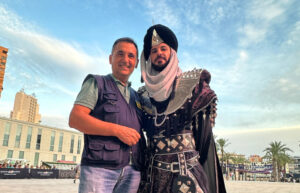 🔥 “Benidorm vibra en mil colores: la majestuosa Entrada de Moros y Cristianos conquista la Plaza del Ayuntamiento”